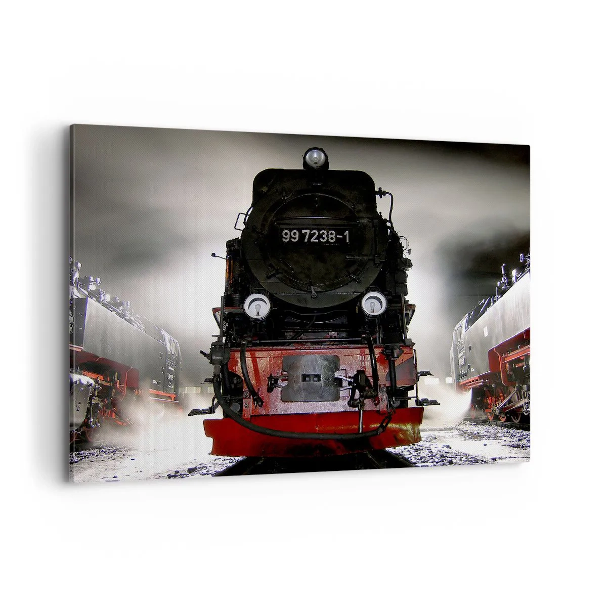 Bild auf Leinwand - Leinwandbild - Eine Dampflokomotive, umgeben von Dampf vor einem dunklen Himmel in einer stimmungsvollen Umgebung - 100x70cm - Er steht und keucht, seufzt und pustet - Moderne Wanddekoration für Wohnzimmer und Schlafzimmer ARTTOR