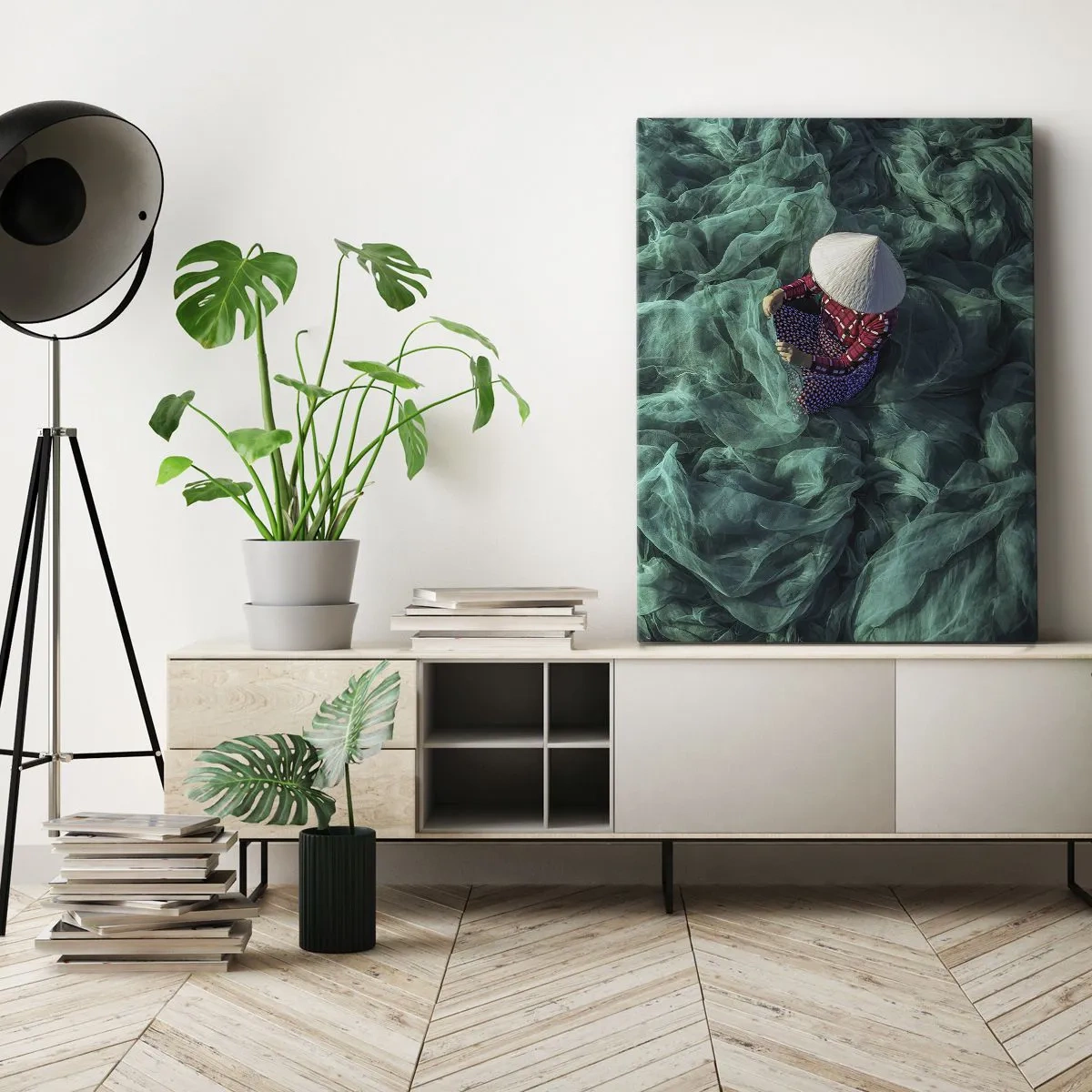 Bild auf Leinwand - Leinwandbild - Eine Person mit Hut zwischen grünen Fischernetzen - 50x70cm - In einem Meer aus Netzen - Moderne Wanddekoration für Wohnzimmer und Schlafzimmer ARTTOR