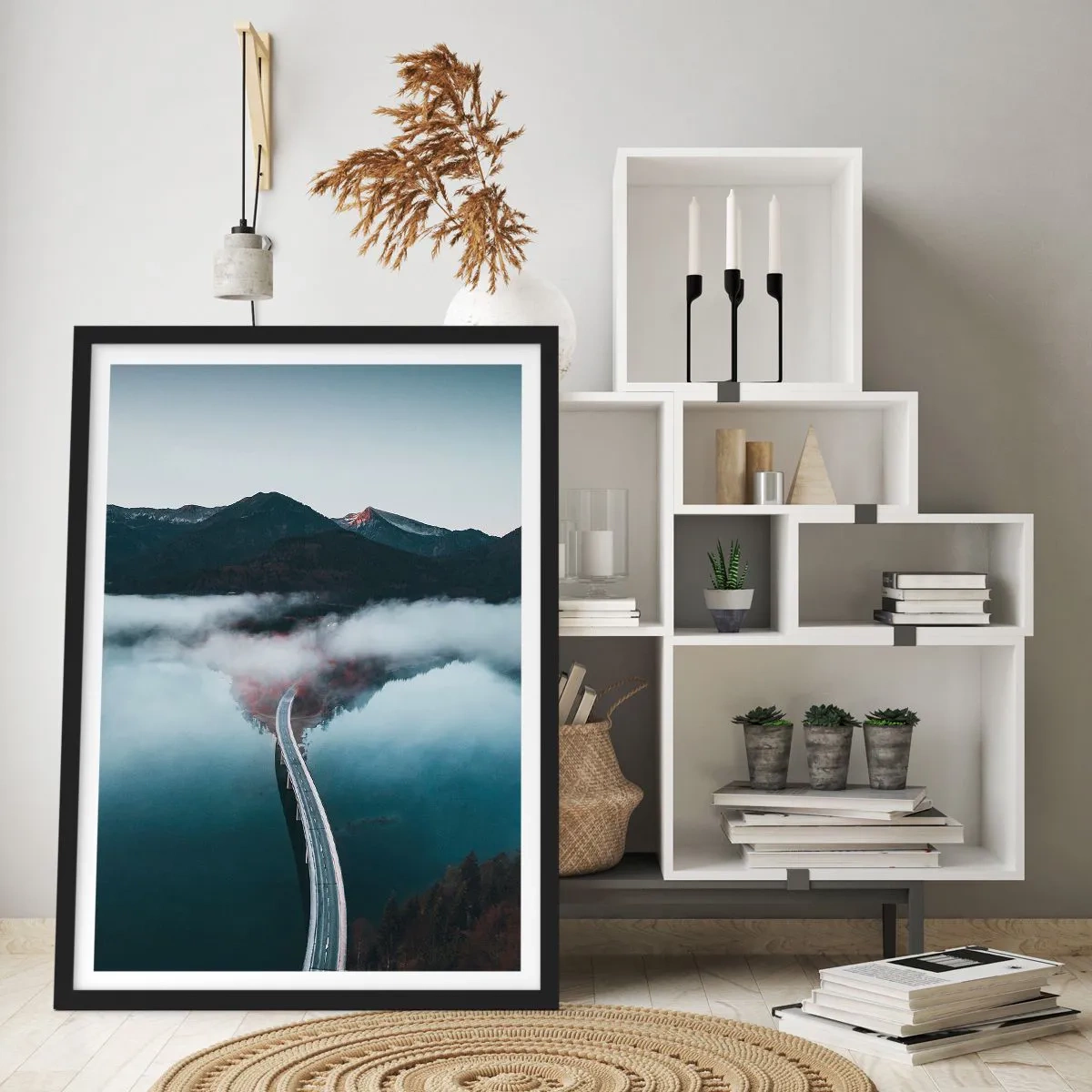 Poster in einem schwarzem Rahmen - Über Wasser so glatt wie ein Spiegel - 61x91 cm