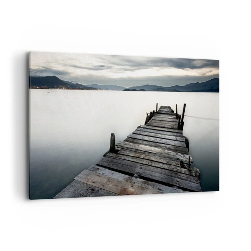 Bild auf Leinwand - Leinwandbild - Eine Holzbrücke, die zu einem ruhigen See führt - 120x80cm - Tauchen Sie ein in Ruhe - Moderne Wanddekoration für Wohnzimmer und Schlafzimmer ARTTOR