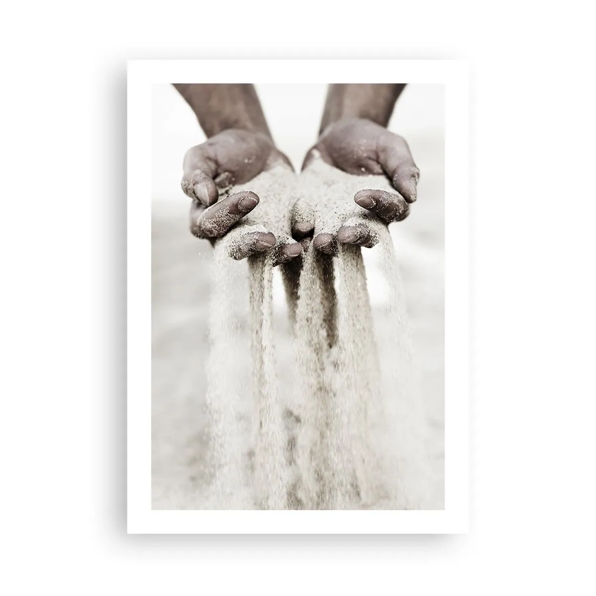Poster - Hände, die Sand halten, symbolisieren die Flüchtigkeit und Zerbrechlichkeit des Augenblicks - 50x70cm - Mit diesen Händen… - Moderne Wanddekoration für Wohnzimmer und Schlafzimmer ARTTOR