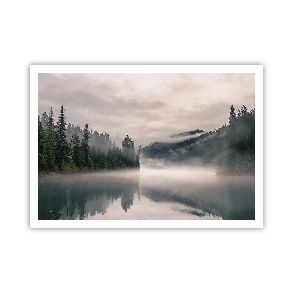 Poster - Ein nebliger Wald spiegelt sich in einem ruhigen See - 100x70cm - In Reflexion, im Nebel - Moderne Wanddekoration für Wohnzimmer und Schlafzimmer ARTTOR