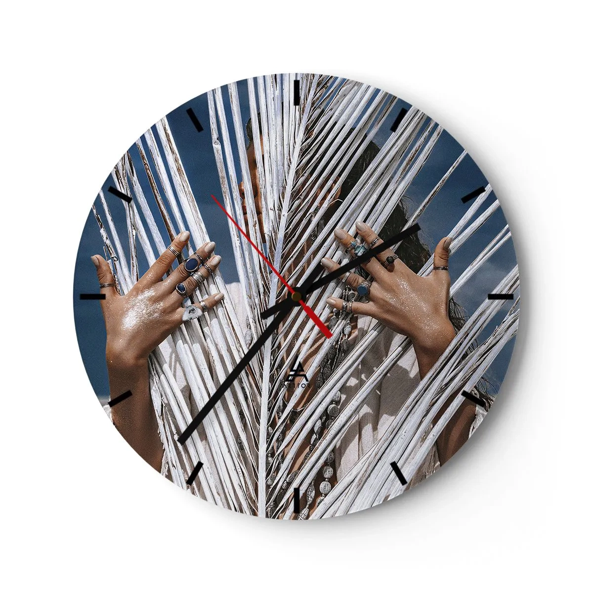 Wanduhr - Glasuhr - Mit Ringen verzierte Hände hinter weißen Palmblättern - 30x30cm - Das Mädchen des Schamanen? - Moderne Wanddekoration für Wohnzimmer, Küche und Schlafzimmer ARTTOR
