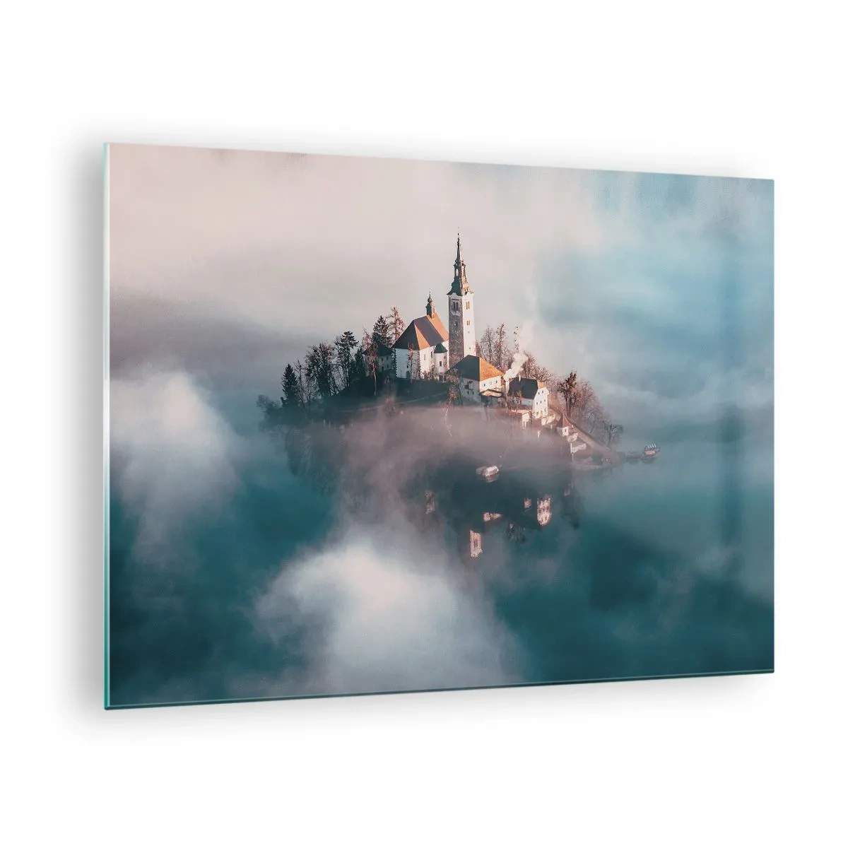 Glasbild - Bild auf glas - Eine Insel mit einer von Nebel umgebenen Kirche auf einem ruhigen See - 70x50cm - Trauminsel - Moderne Wanddekoration für Wohnzimmer und Schlafzimmer ARTTOR