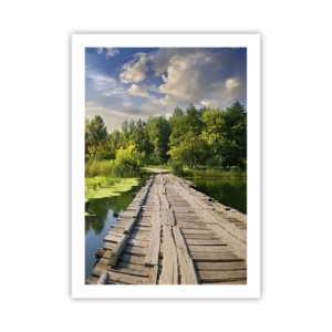 Poster - Eine Holzbrücke über einen Fluss, umgeben von Grün - 50x70cm - Sommer, Sommer überall - Moderne Wanddekoration für Wohnzimmer und Schlafzimmer ARTTOR