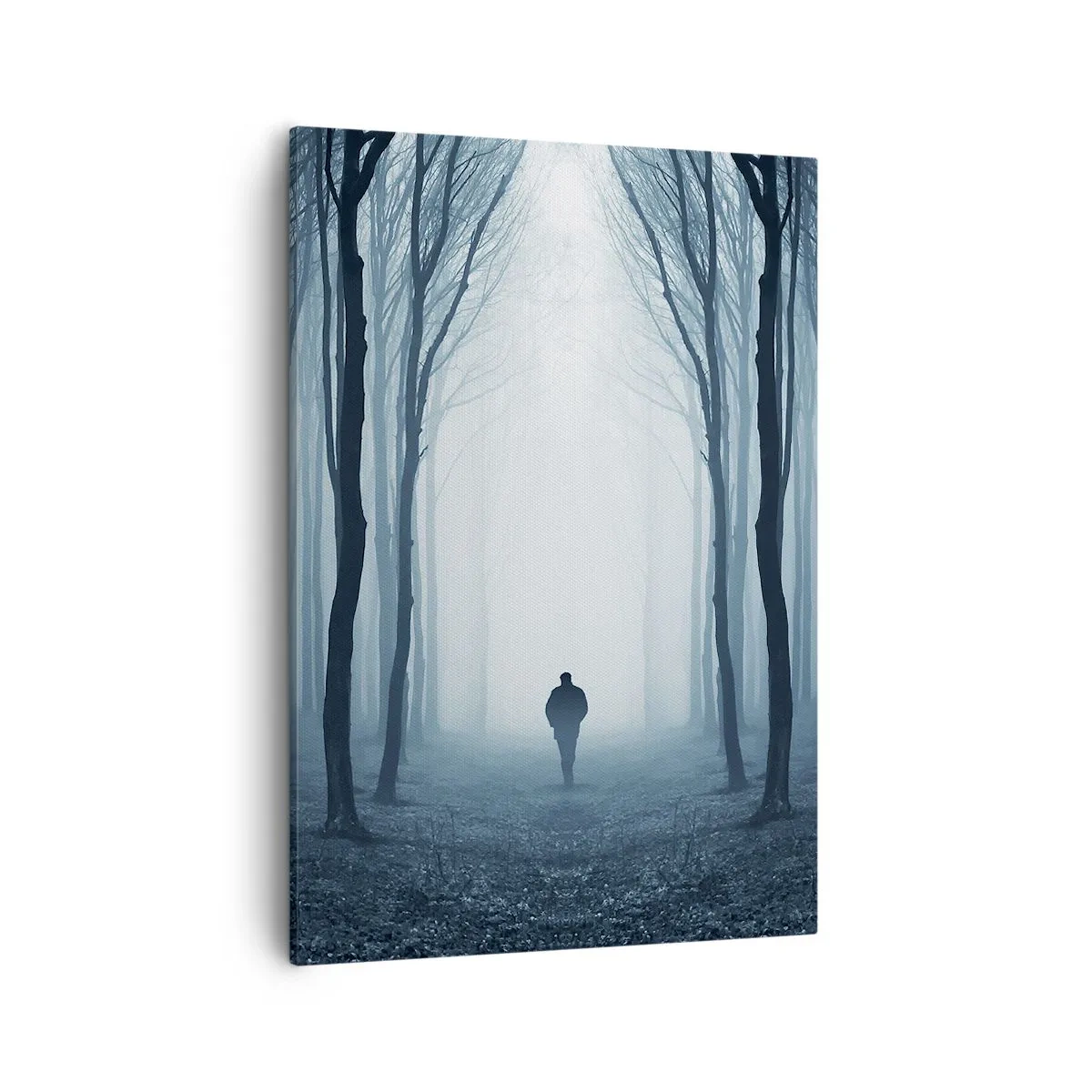 Bild auf Leinwand - Leinwandbild - Eine Gestalt, die zwischen den Bäumen in einem nebligen Wald spazieren geht - 50x70cm - Alles einfach und übersichtlich - Moderne Wanddekoration für Wohnzimmer und Schlafzimmer ARTTOR