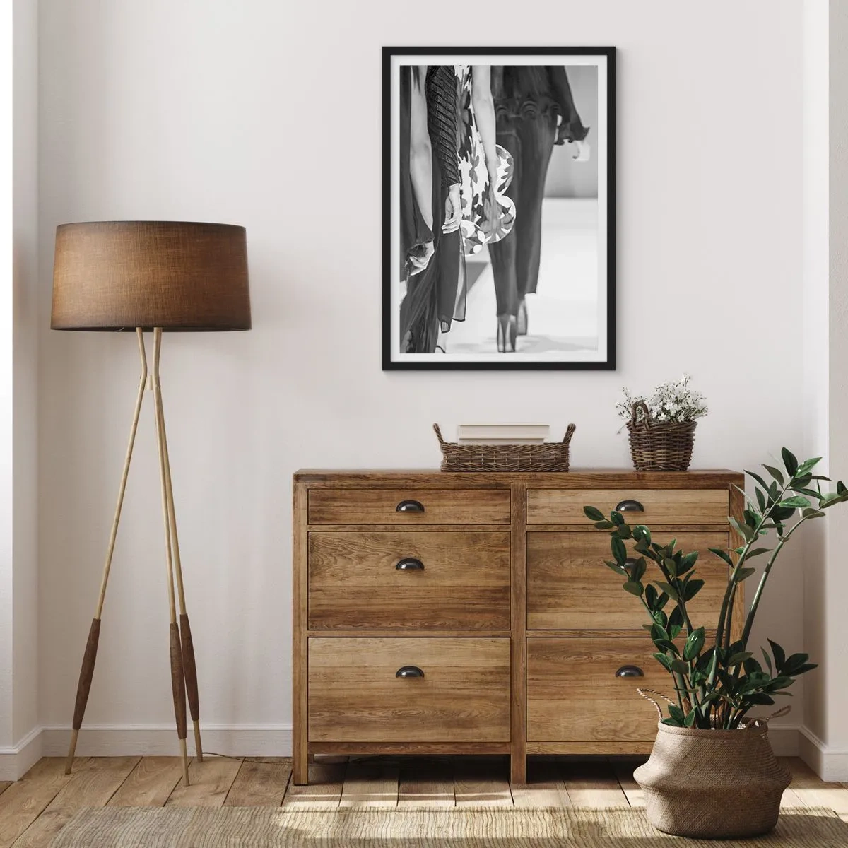 Poster in einem schwarzem Rahmen - Schwarz-Weiß-Foto von Models auf dem Laufsteg - 50x70cm - Eine stilvolle Parade - Moderne Wanddekoration für Wohnzimmer und Schlafzimmer ARTTOR