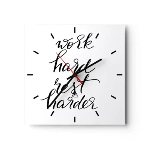 Wanduhr - Glasuhr - Zitat „Arbeite hart, ruhe dich härter aus“ auf weißem Hintergrund - 30x30cm - Lebensbalance - Moderne Wanddekoration für Wohnzimmer und Schlafzimmer ARTTOR