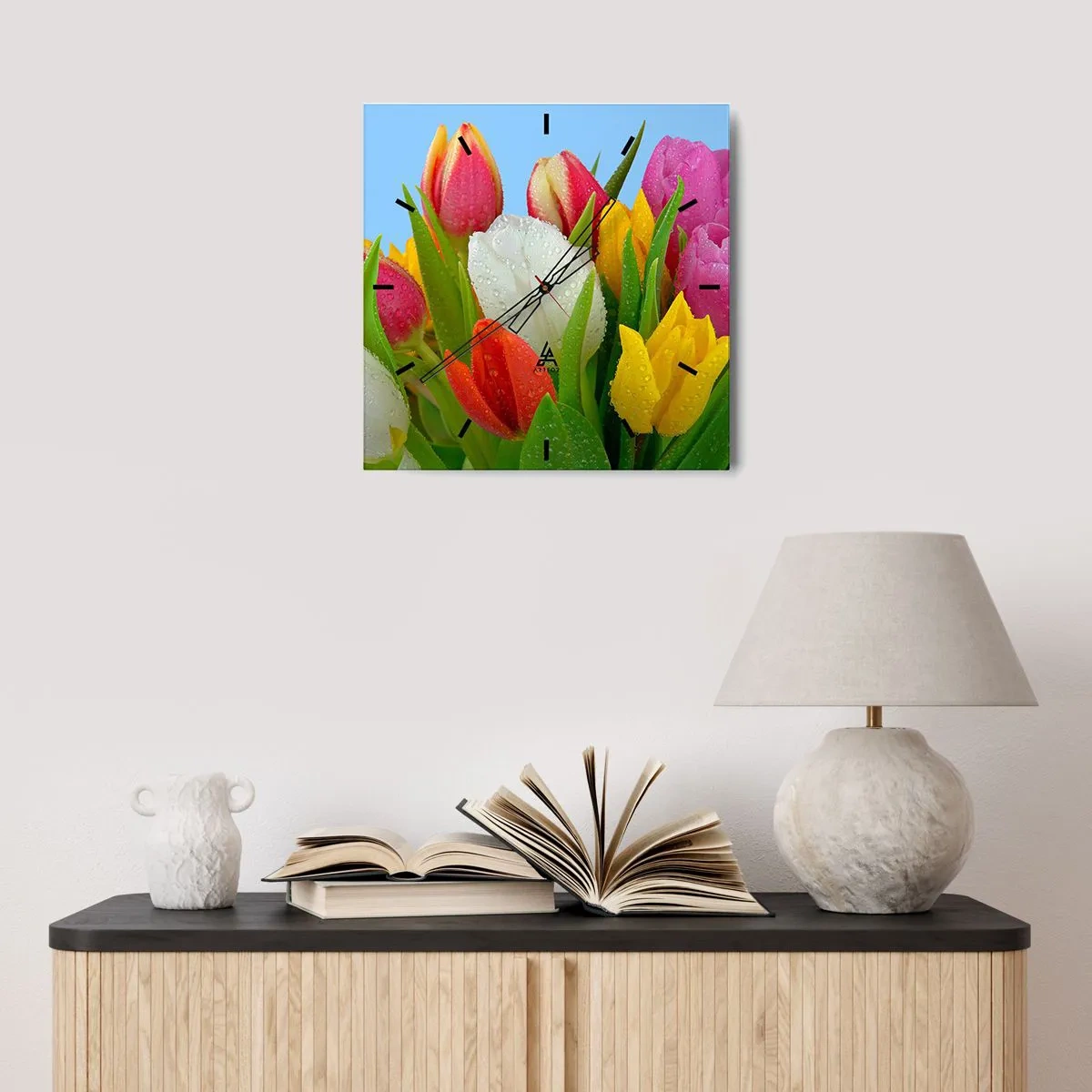 Wanduhr - Glasuhr - Bunte Tulpen mit Tautropfen auf blauem Hintergrund bedeckt - 30x30cm - Ein blumiger Regenbogen in Tautropfen - Moderne Wanddekoration für Wohnzimmer und Schlafzimmer ARTTOR