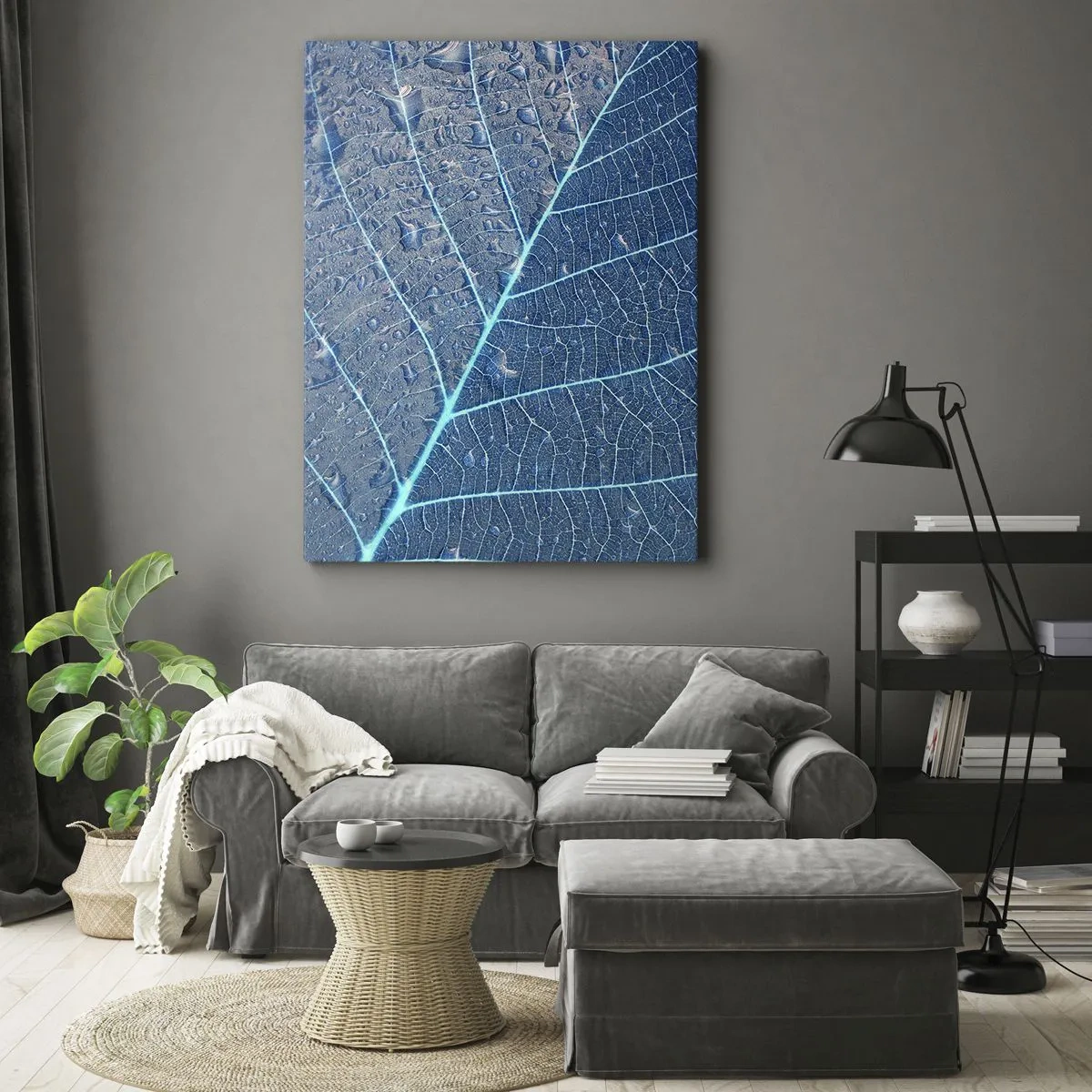 Bild auf Leinwand - Leinwandbild - Ein Blatt in Blautönen mit Wassertropfen - 80x120cm - Leben in Blau - Moderne Wanddekoration für Wohnzimmer und Schlafzimmer ARTTOR