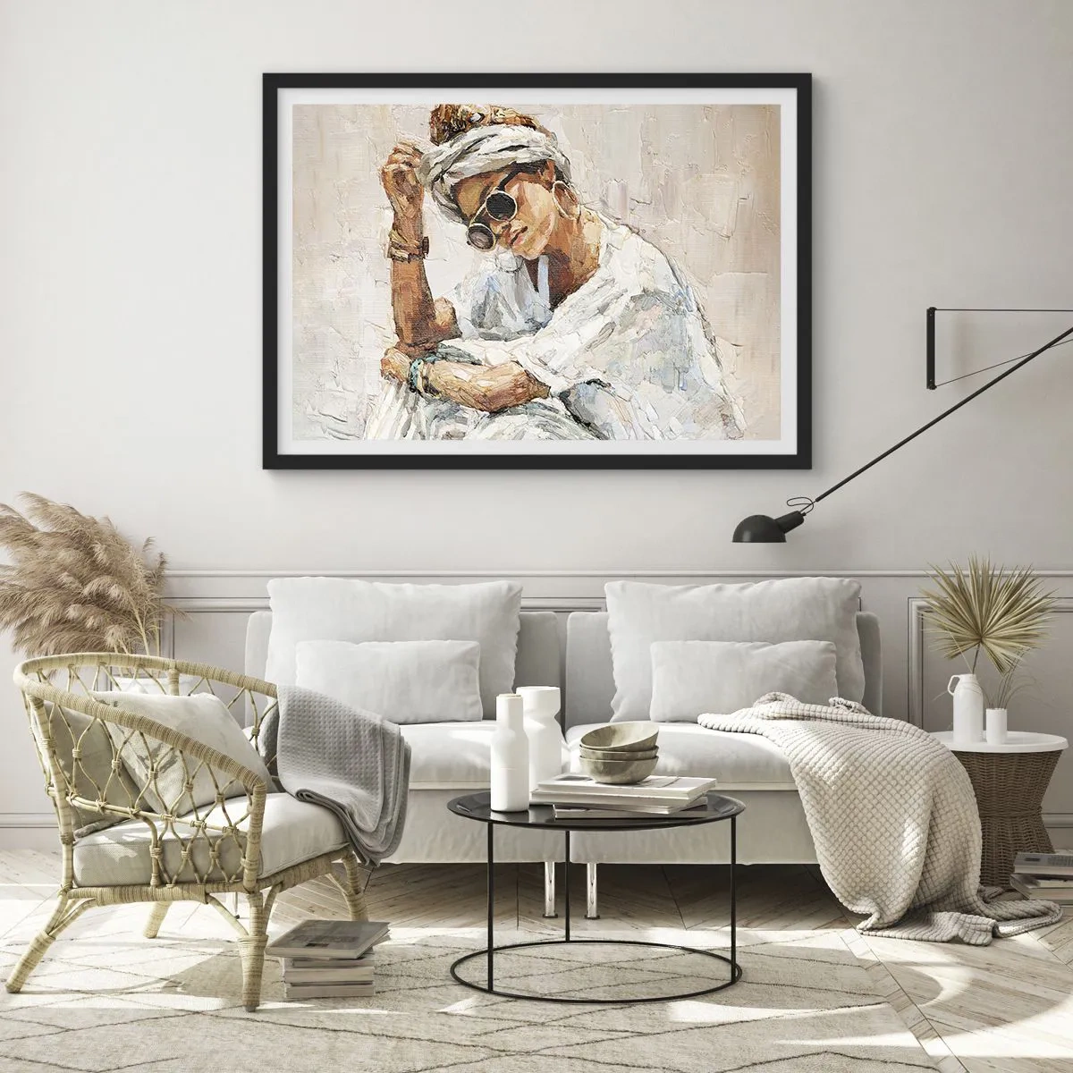 Poster in einem schwarzem Rahmen - Porträt einer Frau mit Sonnenbrille vor einer hellen Wand - 70x50cm - Porträt in voller Sonne - Moderne Wanddekoration für Wohnzimmer und Schlafzimmer ARTTOR