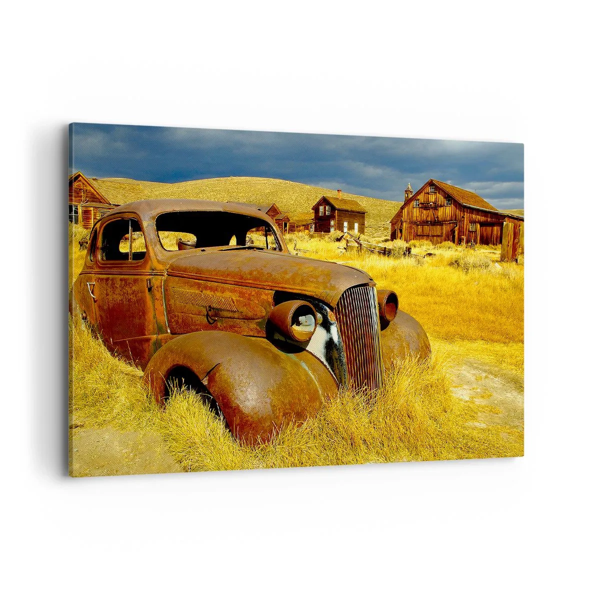 Bild auf Leinwand - Leinwandbild - Ein altes rostiges Auto vor dem Hintergrund verlassener Holzhütten - 100x70cm - Eine wohlverdiente Ruhe - Moderne Wanddekoration für Wohnzimmer und Schlafzimmer ARTTOR