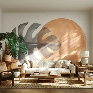 Fototapete Premium Sand - Ein Monstera-Blatt vor einem orangefarbenen Kreis, der der Sonne ähnelt - 100x70cm - Immer die Sonne - Moderne Wanddekoration für Wohnzimmer und Schlafzimmer ARTTOR