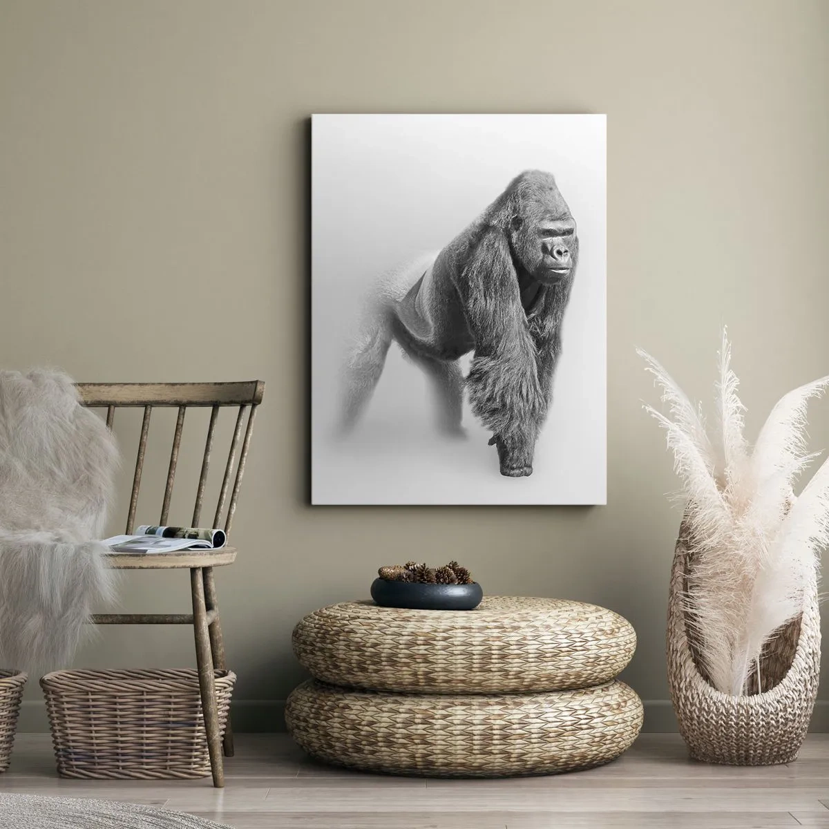 Bild auf Leinwand - Leinwandbild - Gorilla in monochromen Tönen auf weißem Hintergrund - 70x100cm - Zuversichtlich in seiner Stärke - Moderne Wanddekoration für Wohnzimmer und Schlafzimmer ARTTOR