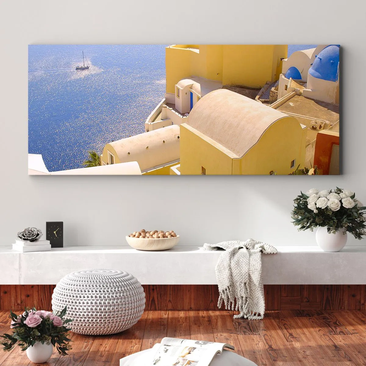 Bild auf Leinwand - Leinwandbild - Griechische Architektur mit Meerblick und einem Boot im Hintergrund - 120x50cm - Griechische Landschaft in Weiß und Blau - Moderne Wanddekoration für Wohnzimmer und Schlafzimmer ARTTOR