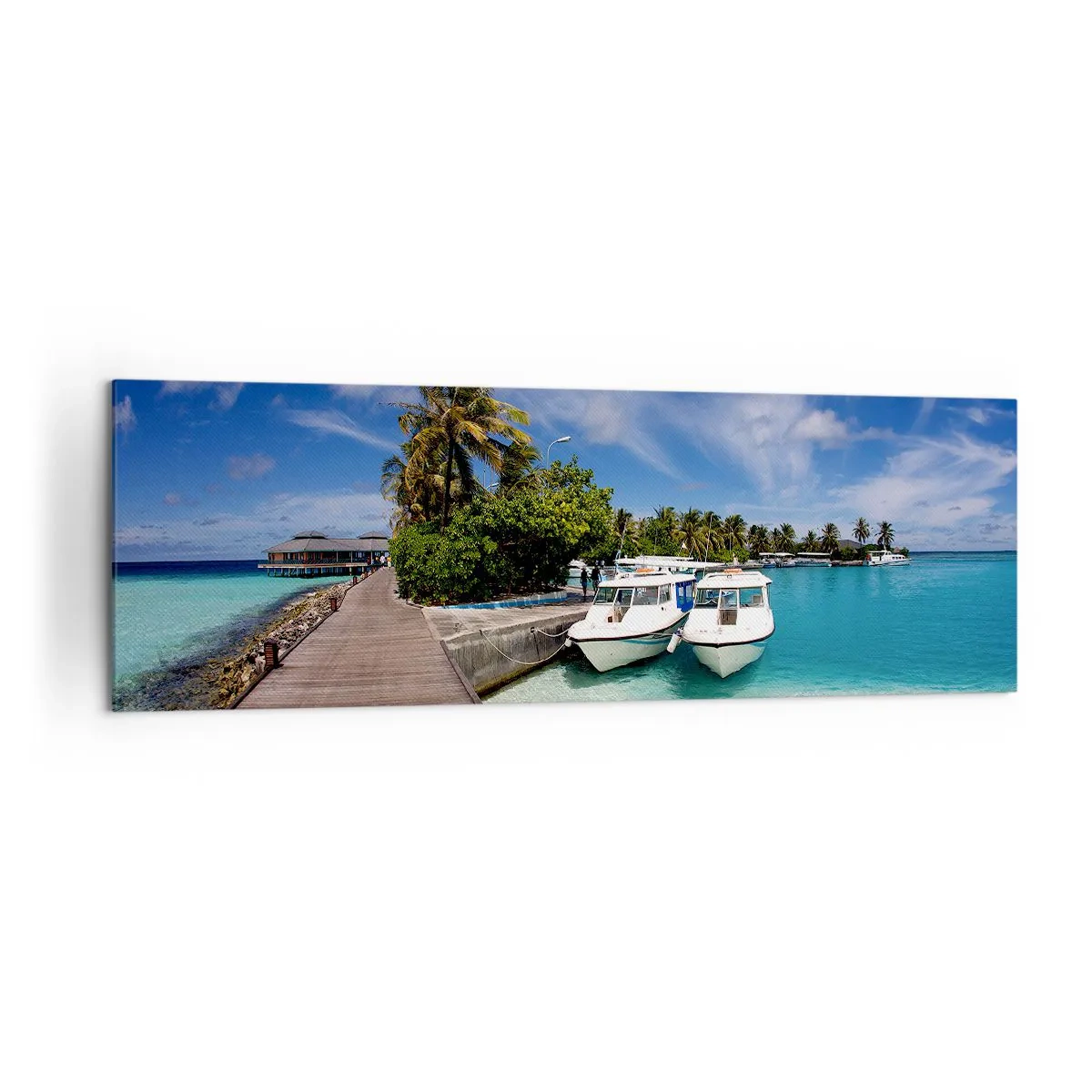 Bild auf Leinwand - Leinwandbild - Ein Steg über einem türkisfarbenen Meer mit Booten und Palmen - 160x50cm - Doch das Paradies gibt es - Moderne Wanddekoration für Wohnzimmer und Schlafzimmer ARTTOR