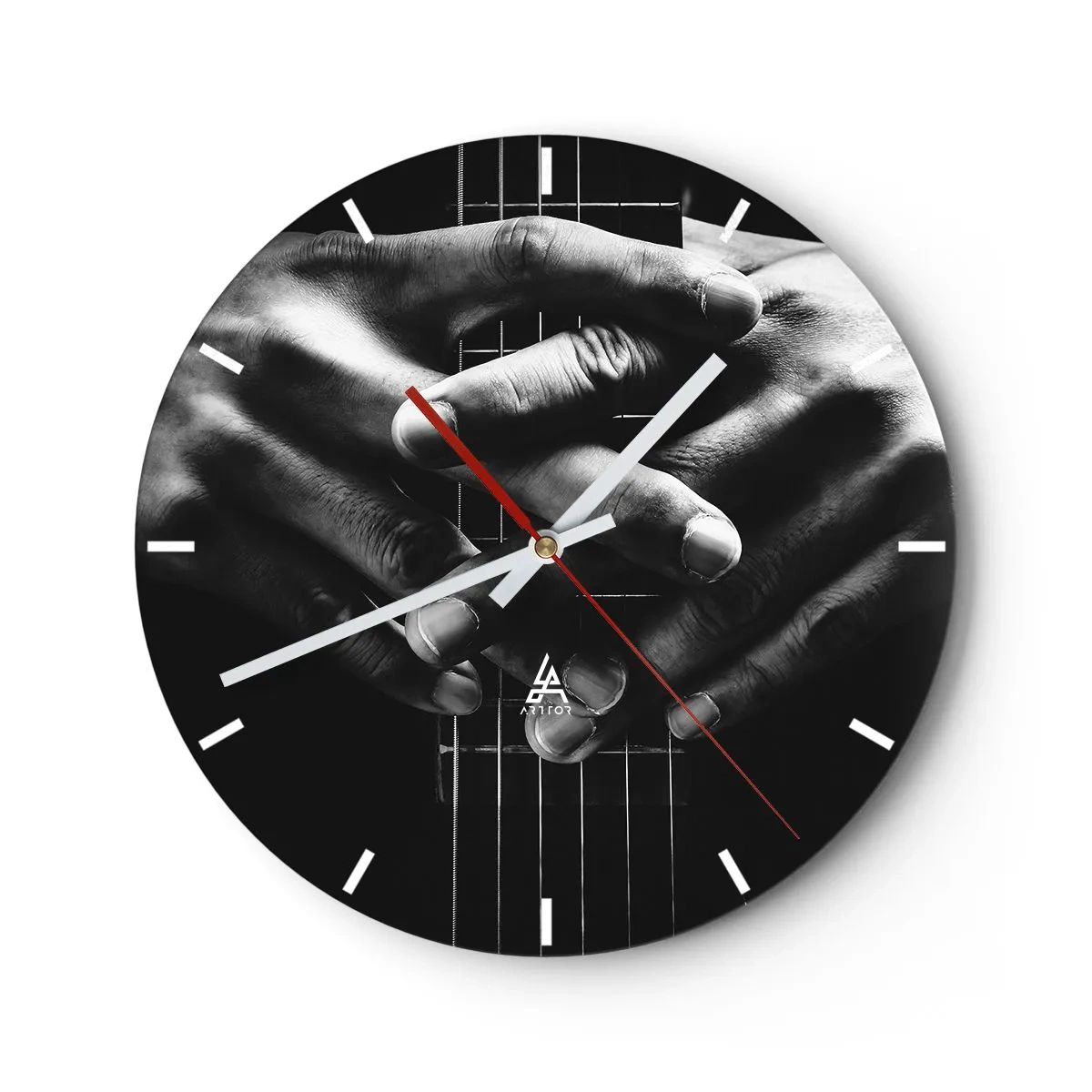 Wanduhr - Glasuhr - Nahaufnahme von Händen, die einen Gitarrenhals halten, in Schwarz und Weiß - 30x30cm - Gebet des Künstlers - Moderne Wanddekoration für Wohnzimmer, Küche und Schlafzimmer ARTTOR