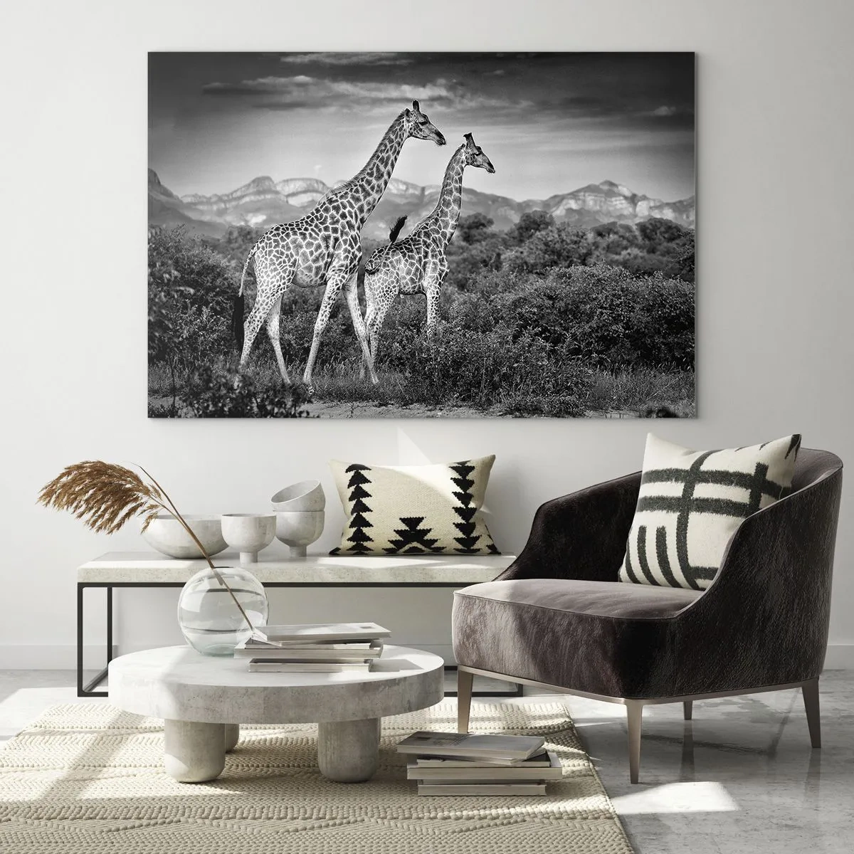 Glasbild - Bild auf glas - Ein Schwarzweißfoto von zwei Giraffen in der Savanne. - 120x80cm - Hohe Sphären in Afrika - Moderne Wanddekoration für Wohnzimmer und Schlafzimmer ARTTOR