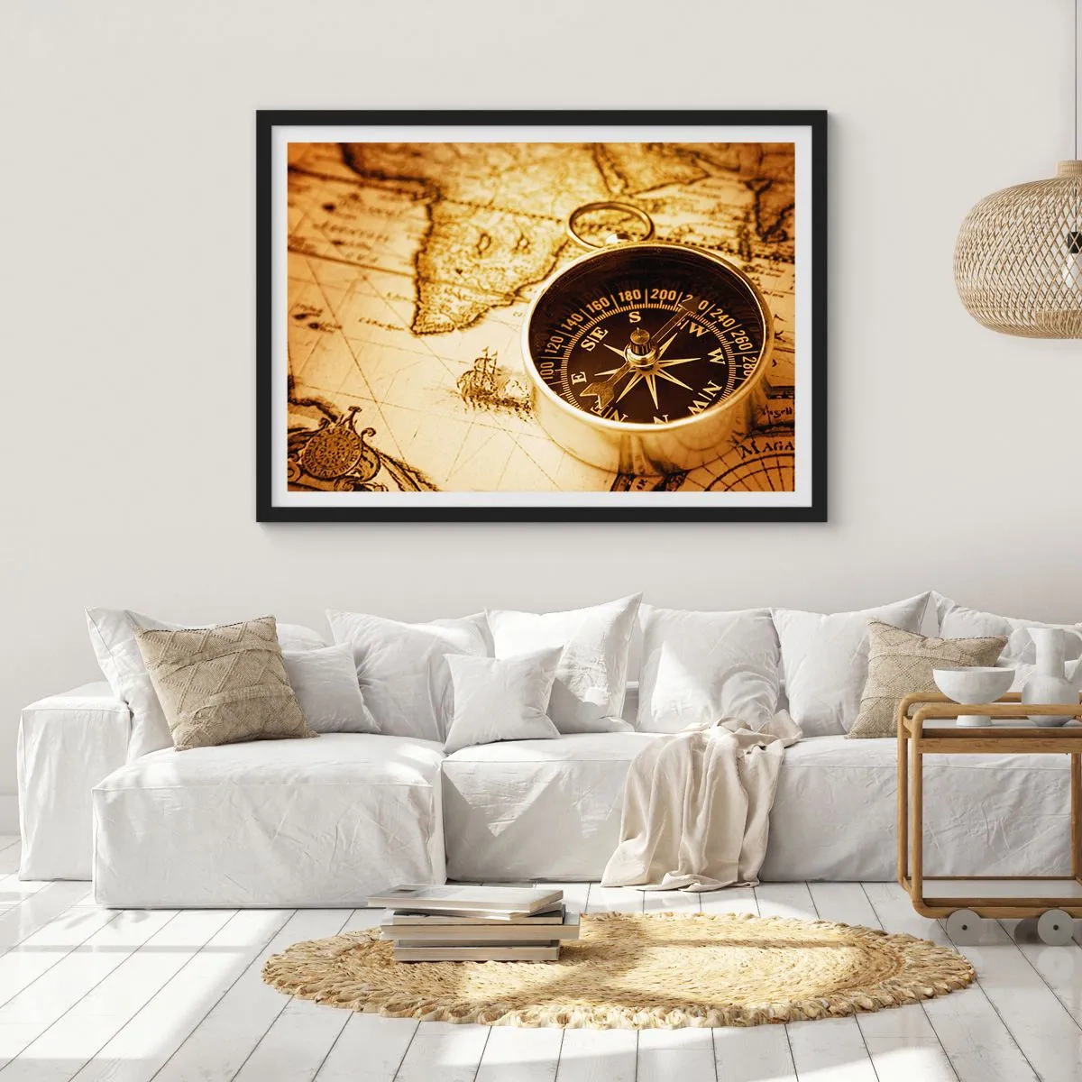 Poster in einem schwarzem Rahmen - Ein antiker Kompass vor dem Hintergrund einer alten Weltkarte - 70x50cm - Ost oder West? - Moderne Wanddekoration für Wohnzimmer und Schlafzimmer ARTTOR