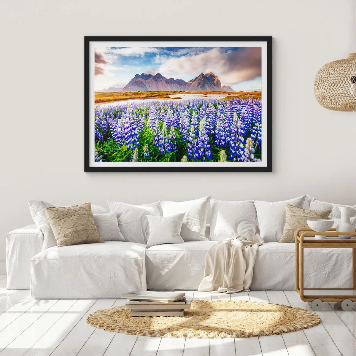Poster in einem schwarzem Rahmen - Blumen in einer Berglandschaft mit malerischem Himmel - 100x70cm - Kraft und Strenge neben Sanftmut - Moderne Wanddekoration für Wohnzimmer und Schlafzimmer ARTTOR