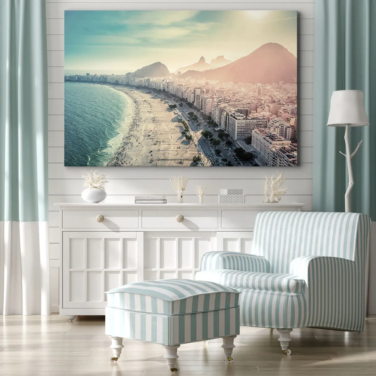 Bild auf Leinwand - Leinwandbild - Panorama des Copacabana-Strandes mit Bergen im Hintergrund in Rio de Janeiro - 120x80cm - Ewiger Urlaub in Rio - Moderne Wanddekoration für Wohnzimmer und Schlafzimmer ARTTOR