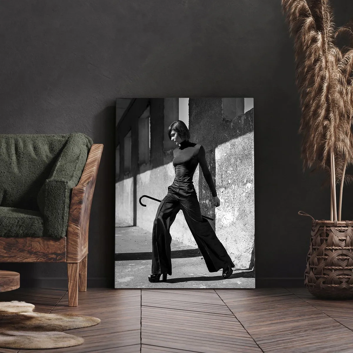 Bild auf Leinwand - Leinwandbild - Stilvolle Frau in einem industriellen Umfeld - 70x100cm - Urbane Eleganz - Moderne Wanddekoration für Wohnzimmer und Schlafzimmer ARTTOR