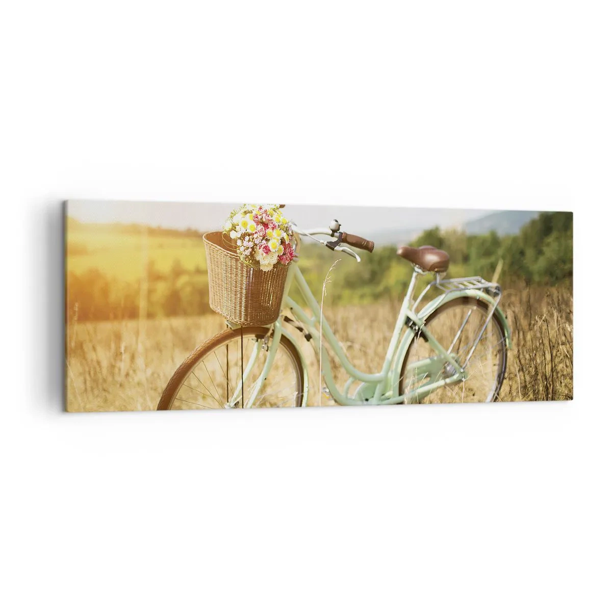 Bild auf Leinwand - Leinwandbild - Ein Retro-Fahrrad mit einem Korb voller Blumen vor einem Wiesenhintergrund. - 140x50cm - Ich bleibe eine Weile hier - Moderne Wanddekoration für Wohnzimmer und Schlafzimmer ARTTOR
