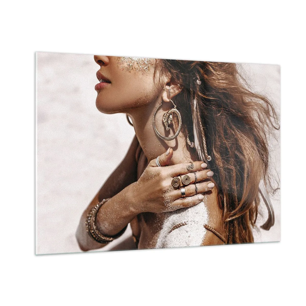 Glasbild - Bild auf glas - Stilvolle Frau mit Schmuck und Sand auf der Haut am Strand - 100x70cm - Königin des wilden Strandes - Moderne Wanddekoration für Wohnzimmer und Schlafzimmer ARTTOR