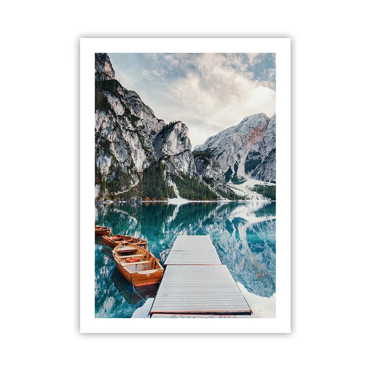 Poster - Ein Bergsee mit Holzbooten und einem Steg - 50x70cm - Wir zeigen Ihnen Schönheit - Moderne Wanddekoration für Wohnzimmer und Schlafzimmer ARTTOR