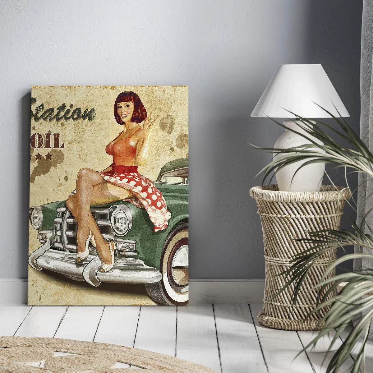 Bild auf Leinwand - Leinwandbild - Retro-Route 66-Poster mit Pin-up-Girl und Auto - 80x120cm - Die großen Jahre der 40er. - Moderne Wanddekoration für Wohnzimmer und Schlafzimmer ARTTOR