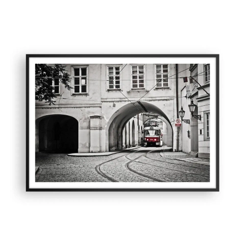 Poster in einem schwarzem Rahmen - Eine schwarz-weiße Straßenbahn in einer historischen Stadtstraße - 100x70cm - Durch das Stadtlabyrinth - Moderne Wanddekoration für Wohnzimmer und Schlafzimmer ARTTOR