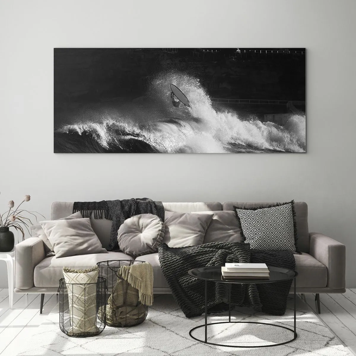 Glasbild - Bild auf glas - Ein Surfer, der eine Welle reitet, in Monochrom - 160x50cm - Herausforderung angenommen! - Moderne Wanddekoration für Wohnzimmer und Schlafzimmer ARTTOR