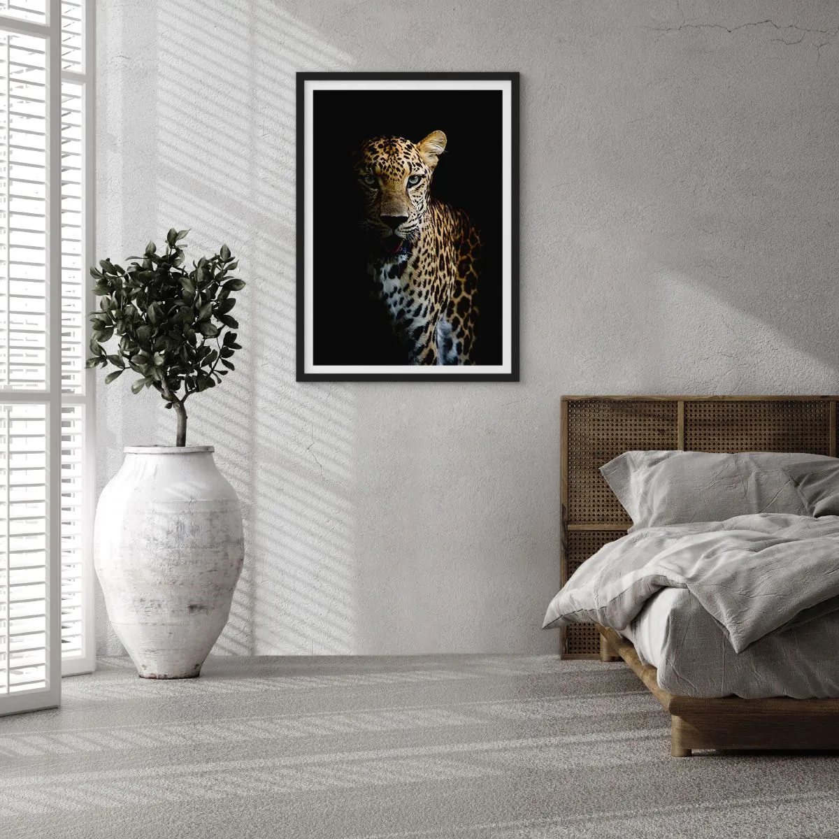 Poster in einem schwarzem Rahmen - Ein Leopard vor dunklem Hintergrund mit lebendigen Felldetails. - 50x70cm - Dunkle Schönheit - Moderne Wanddekoration für Wohnzimmer und Schlafzimmer ARTTOR