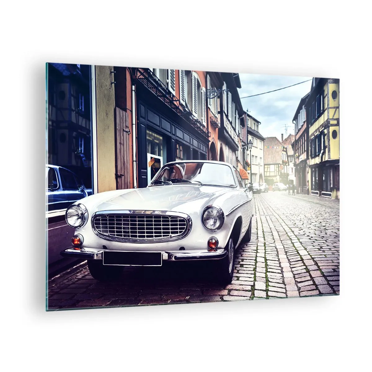 Glasbild - Bild auf glas - Ein weißer Oldtimer vor der Kulisse historischer Gebäude - 70x50cm - Die Vergangenheit ist heute - Moderne Wanddekoration für Wohnzimmer und Schlafzimmer ARTTOR