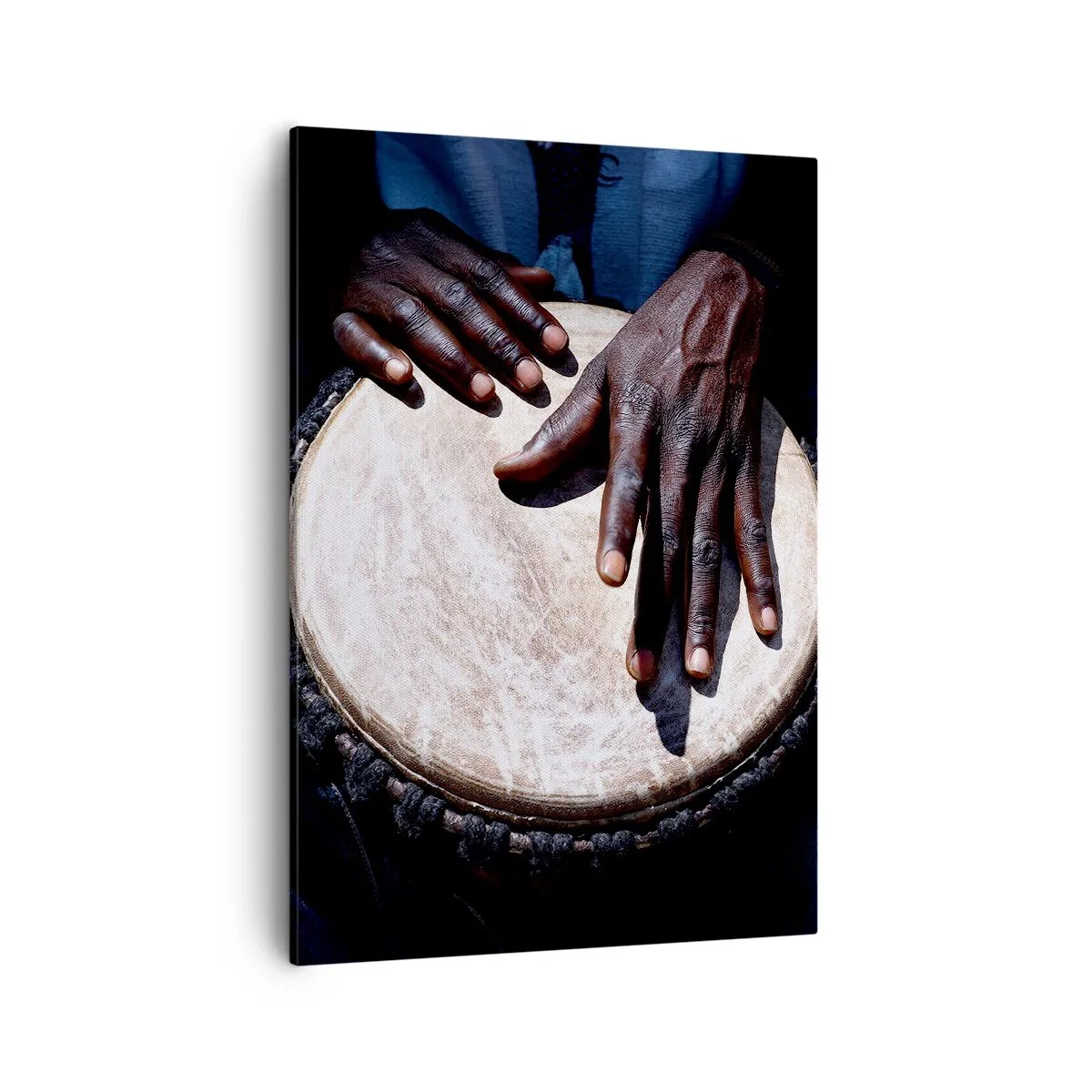 Bild auf Leinwand - Leinwandbild - Hände spielen eine Djembe-Trommel in einer dynamischen Komposition - 50x70cm - Lebe in deinem eigenen Rhythmus - Moderne Wanddekoration für Wohnzimmer und Schlafzimmer ARTTOR