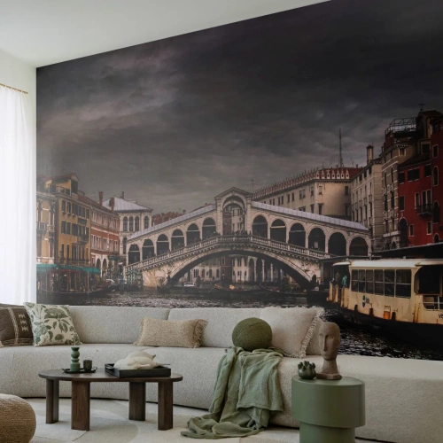 Fototapete Premium Sand - Die Rialtobrücke in Venedig unter einem bewölkten Himmel - 100x70cm - Das Versprechen eines venezianischen Abends - Moderne Wanddekoration für Wohnzimmer und Schlafzimmer ARTTOR