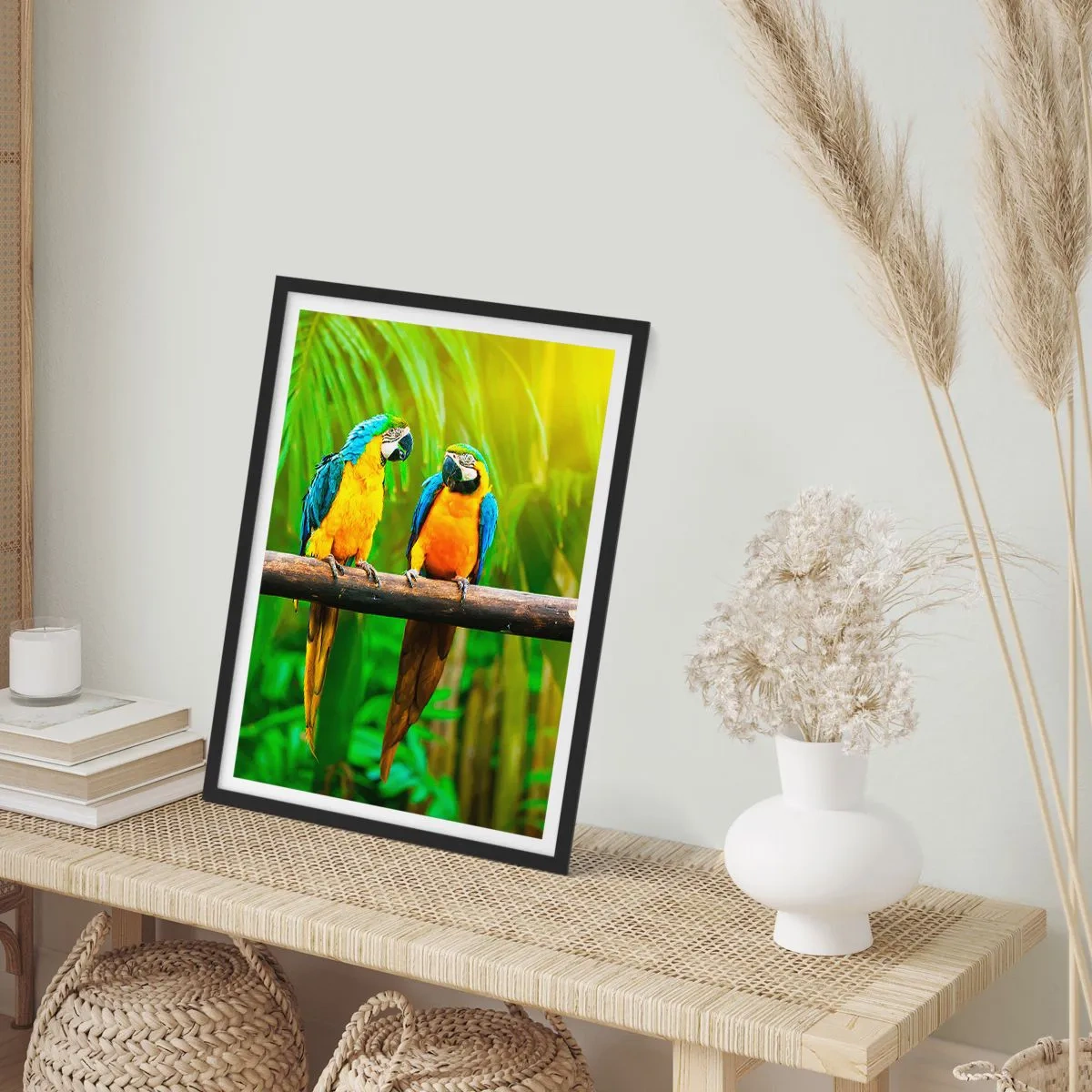 Poster in einem schwarzem Rahmen - Leuchtend bunte Papageien in tropischer Umgebung - 50x70cm - Und hast du gehört, dass sie ...? - Moderne Wanddekoration für Wohnzimmer und Schlafzimmer ARTTOR