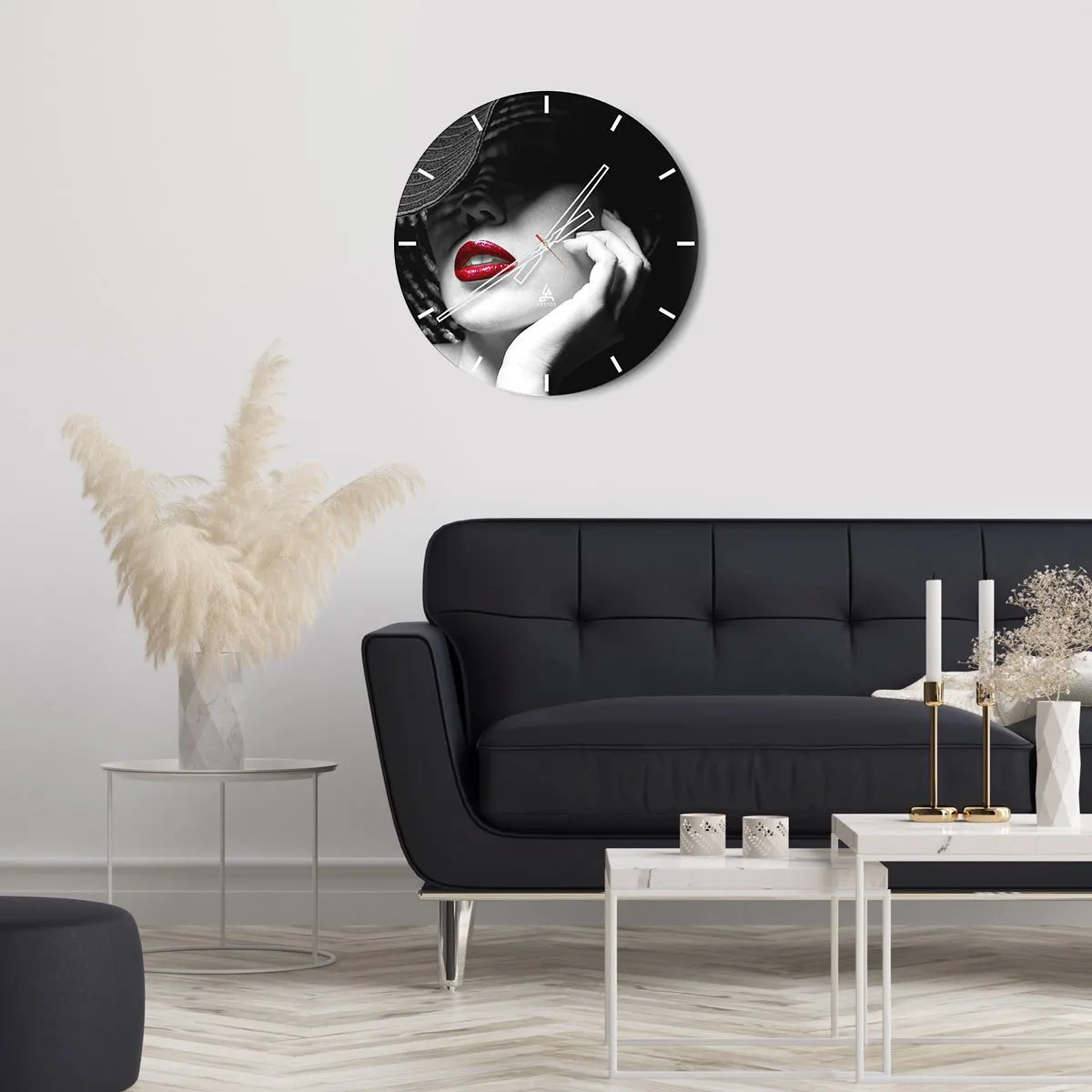 Wanduhr - Glasuhr - Schwarz-Weiß-Porträt einer Frau mit roten Lippen - 30x30cm - Eine Studie in Scharlachrot - Moderne Wanddekoration für Wohnzimmer, Küche und Schlafzimmer ARTTOR