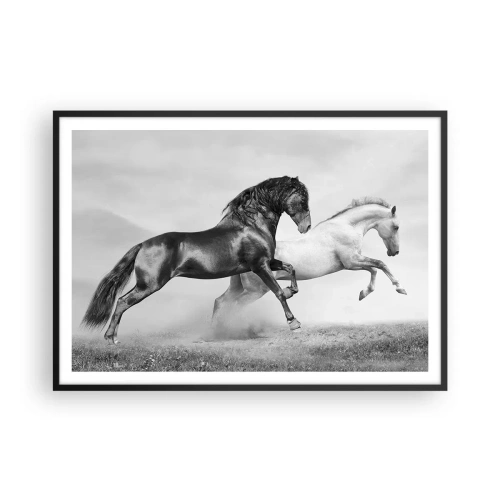 Poster in einem schwarzem Rahmen - Zwei galoppierende Pferde in einer dynamischen Schwarz-Weiß-Komposition - 100x70cm - Engel und Dämonen - Moderne Wanddekoration für Wohnzimmer und Schlafzimmer ARTTOR