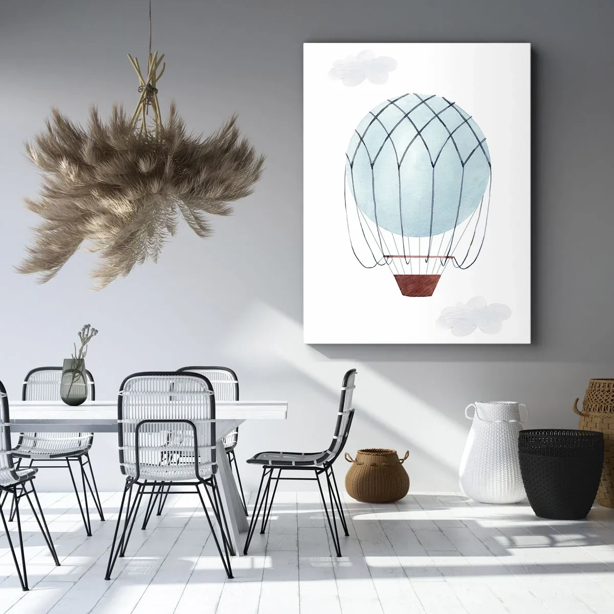 Bild auf Leinwand - Leinwandbild - Ein handbemalter Ballon vor dem Hintergrund zarter Wolken. - 50x70cm - Ganz in den Wolken - Moderne Wanddekoration für Wohnzimmer und Schlafzimmer ARTTOR
