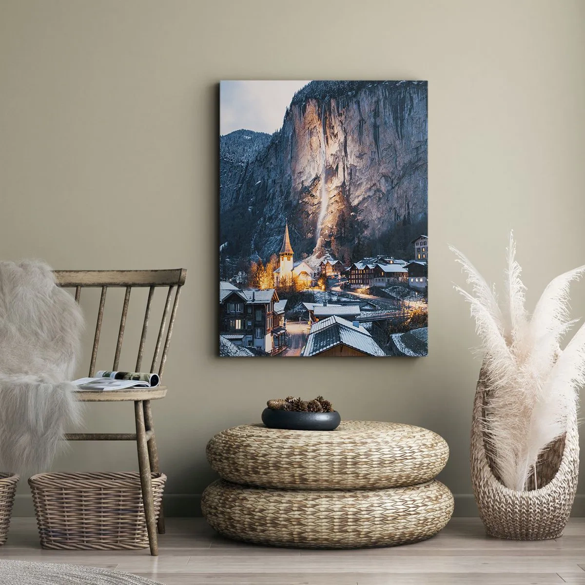 Bild auf Leinwand - Leinwandbild - Ein malerisches Winterdorf, umgeben von Bergen - 80x120cm - Der leuchtende Geist des Winters - Moderne Wanddekoration für Wohnzimmer und Schlafzimmer ARTTOR