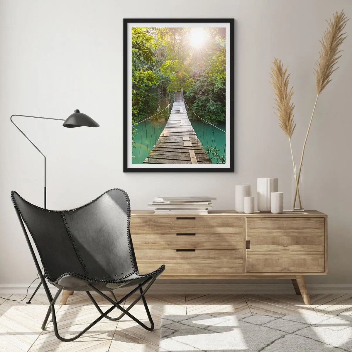 Poster in einem schwarzem Rahmen - Holzbrücke in einem tropischen Wald mit Sonnenstrahlen - 50x70cm - Über das azurblaue Wasser zum azurblauen Wald - Moderne Wanddekoration für Wohnzimmer und Schlafzimmer ARTTOR