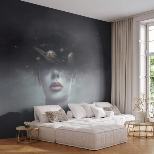 Fototapete Premium Sand - Geheimnisvolles Frauenporträt mit Planeten im Nebel - 100x70cm - Und die Planeten spielen verrückt ... - Moderne Wanddekoration für Wohnzimmer und Schlafzimmer ARTTOR