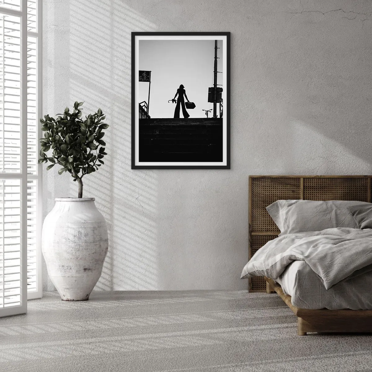 Poster in einem schwarzem Rahmen - Silhouette einer Frau mit einem Koffer vor dem Hintergrund der untergehenden Sonne - 50x70cm - Städtisches Wandern - Moderne Wanddekoration für Wohnzimmer und Schlafzimmer ARTTOR