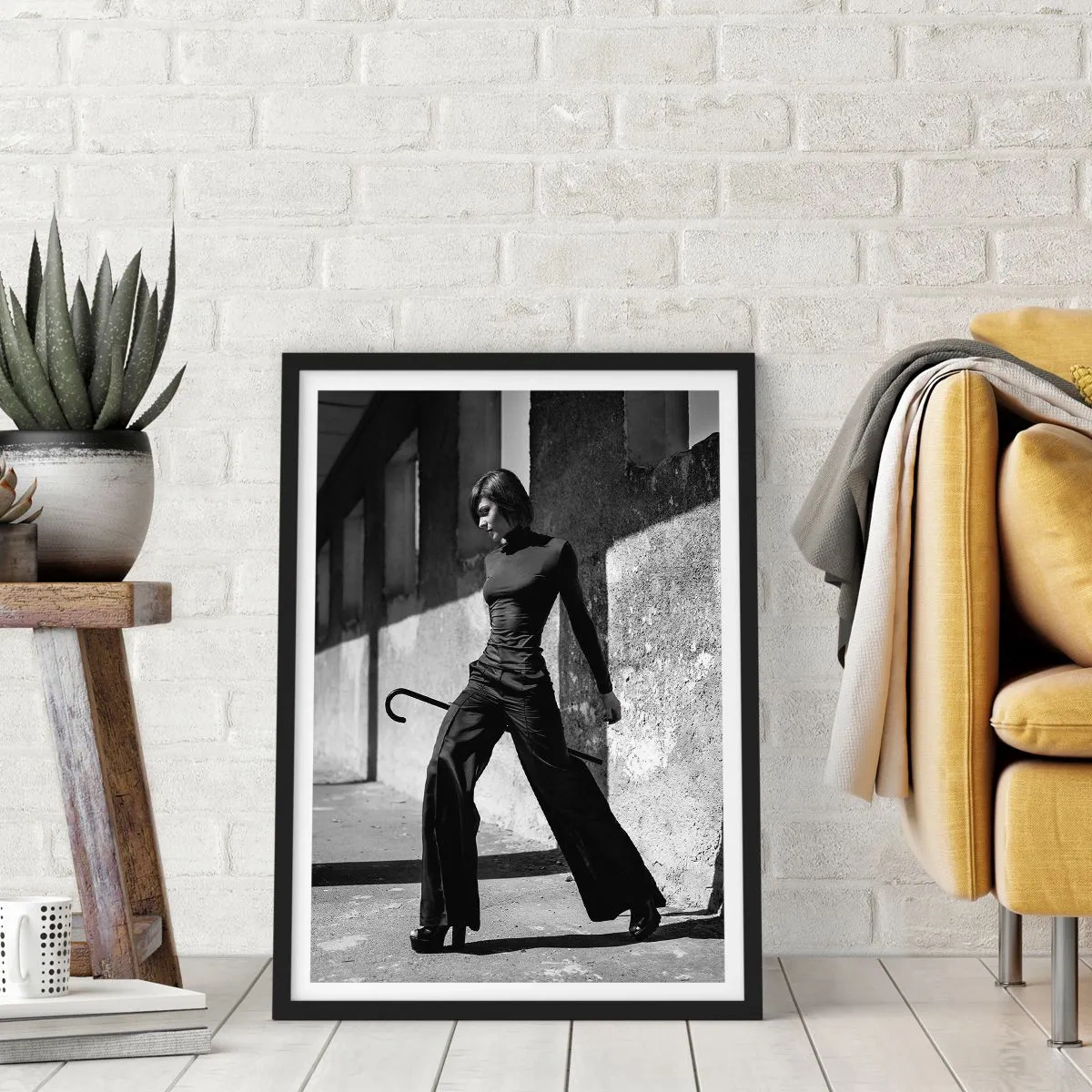 Poster in einem schwarzem Rahmen - Eine Frau in elegantem Outfit mit Gehstock vor dem Hintergrund strenger Architektur - 50x70cm - Urbane Eleganz - Moderne Wanddekoration für Wohnzimmer und Schlafzimmer ARTTOR