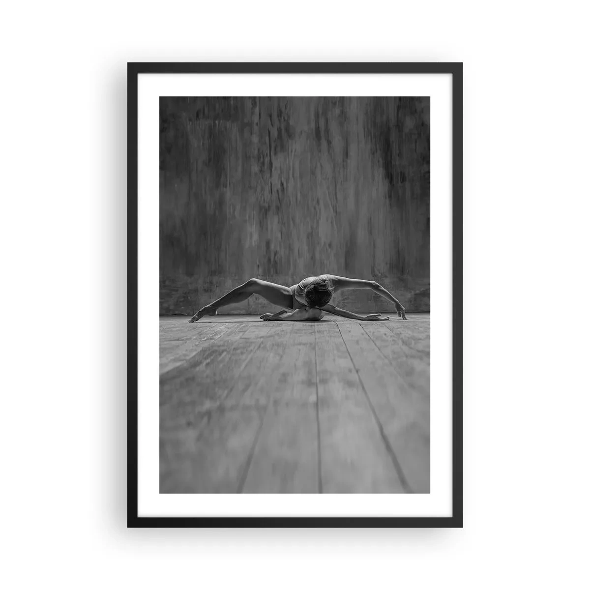 Poster in einem schwarzem Rahmen - Eine Tänzerin in künstlerischer Pose auf einer Holzbühne - 50x70cm - Symmetrie gefunden - Moderne Wanddekoration für Wohnzimmer und Schlafzimmer ARTTOR