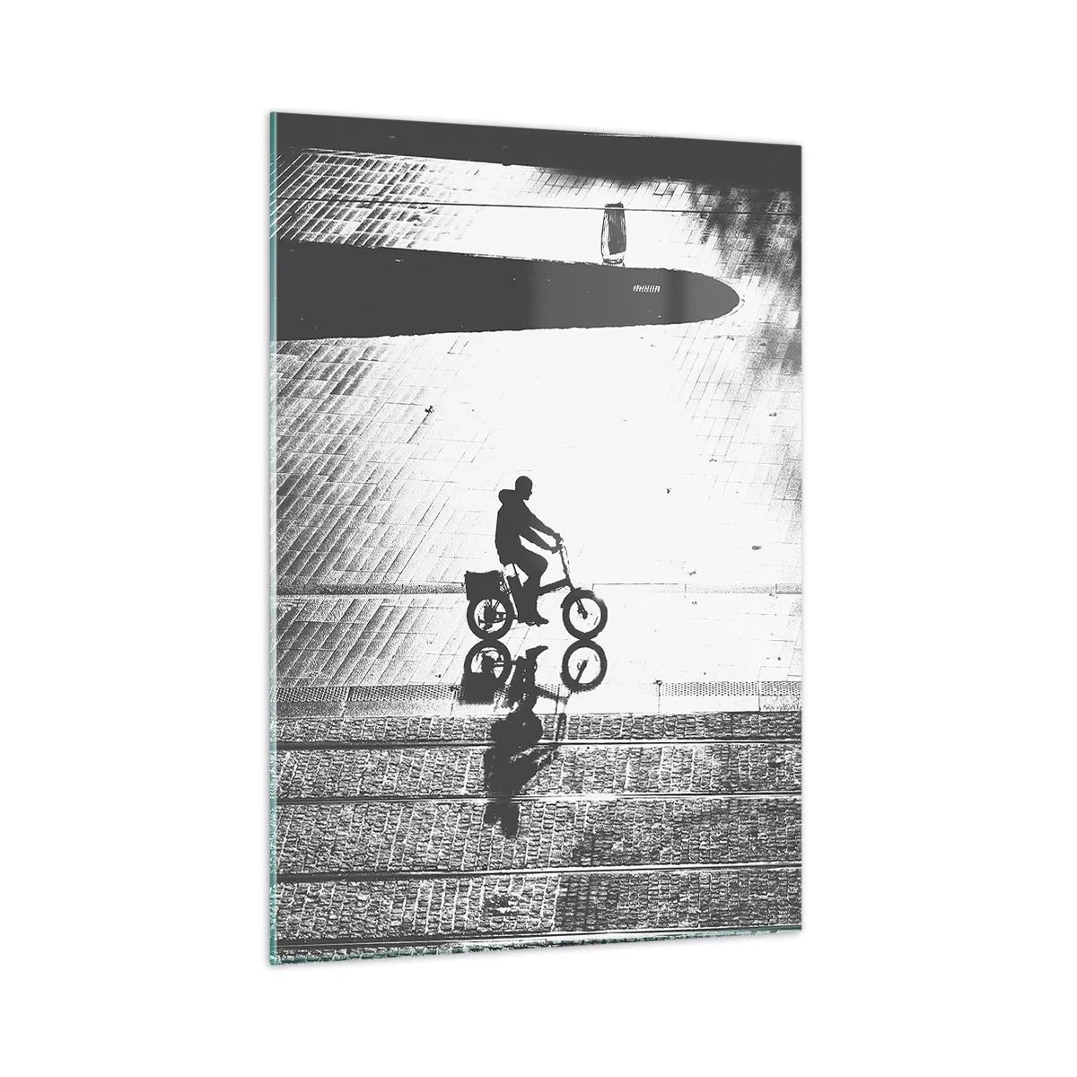 Glasbild - Bild auf glas - Mann fährt mit dem Fahrrad durch die Stadt, Spiegelung im Wasser, Schwarz-Weiß-Aufnahme - 50x70cm - Vor sich hin durch die Stadt - Moderne Wanddekoration für Wohnzimmer und Schlafzimmer ARTTOR