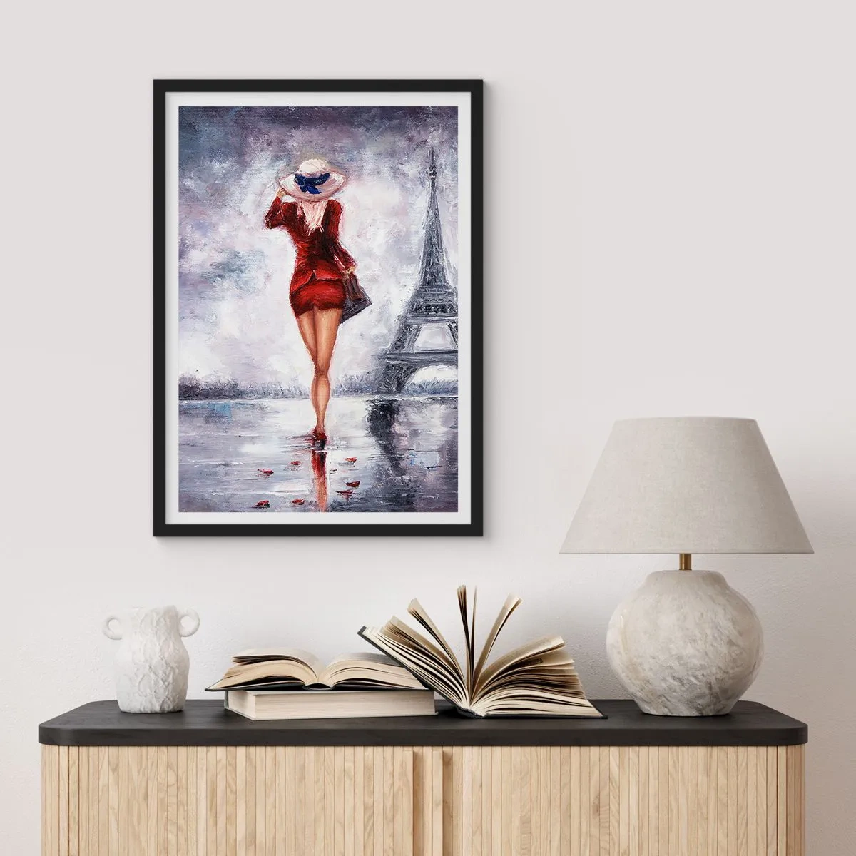 Poster in einem schwarzem Rahmen - Eine Frau in einem roten Kleid geht in Richtung Eiffelturm - 50x70cm - Pariser Symbole - Moderne Wanddekoration für Wohnzimmer und Schlafzimmer ARTTOR