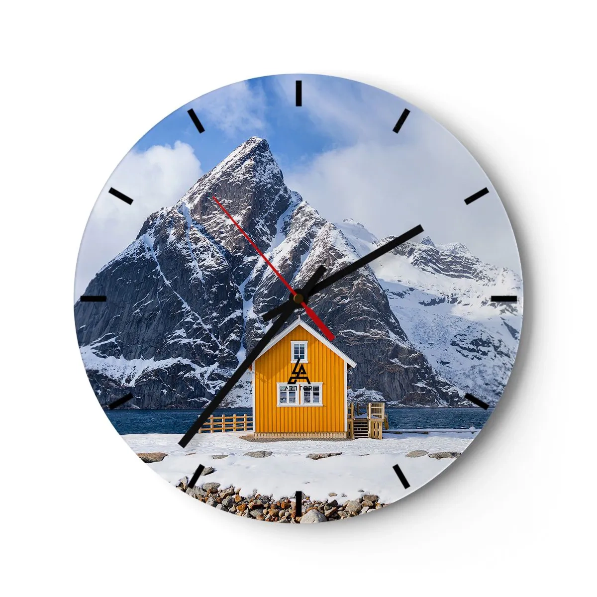 Wanduhr - Glasuhr - Ein gelbes Häuschen am Wasser mit schneebedeckter Bergkulisse - 30x30cm - Skandinavische Feiertage - Moderne Wanddekoration für Wohnzimmer, Küche und Schlafzimmer ARTTOR