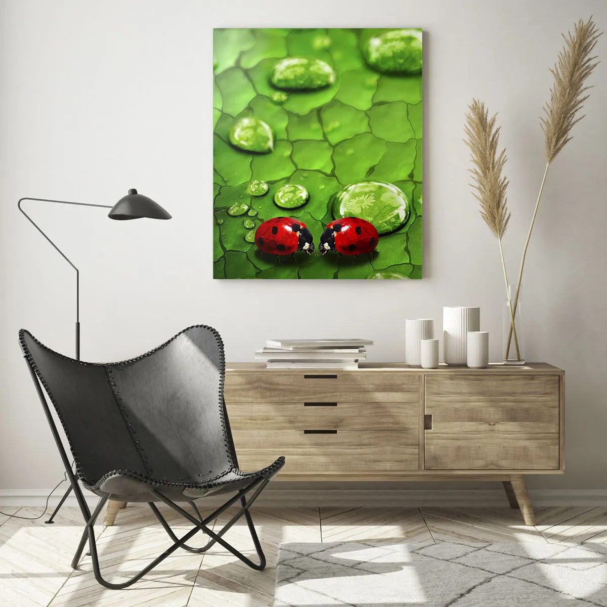 Glasbild - Bild auf glas - Zwei Marienkäfer auf einem grünen Blatt mit Wassertropfen - 50x70cm - Treffen im Grünen - Moderne Wanddekoration für Wohnzimmer und Schlafzimmer ARTTOR